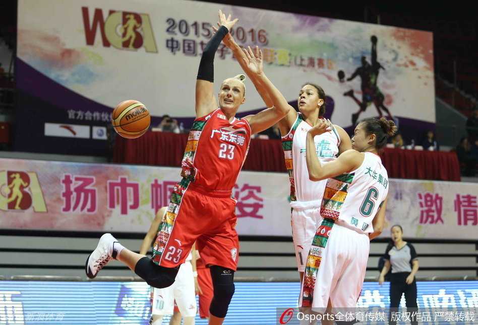 圣诞大战的氛围中，新疆队员面对沈部的层层防线，如同一把尖刀强行突破，完成了这次势在必得的篮下进攻，动作舒展而充满力量。