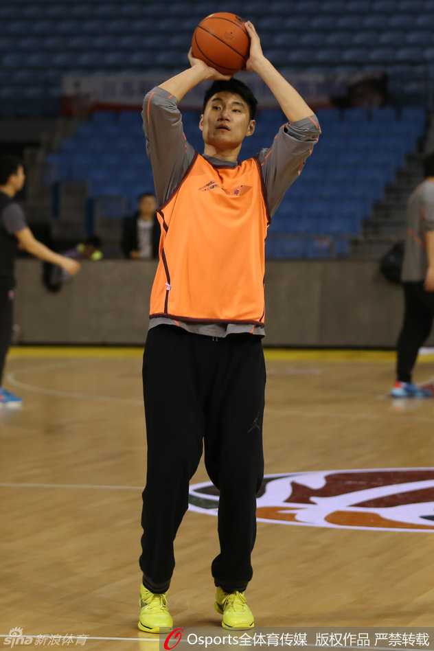 内线悍将常林在训练中出手三分，本赛季他屡次在关键时刻拯救球队，是肯帝亚不可或缺的本土火力点。