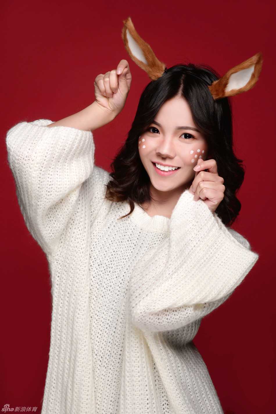 配合冬日的白色主题，啦啦队女孩以纯洁的造型亮相，双手合十许下圣诞心愿，送出暖冬祝福。