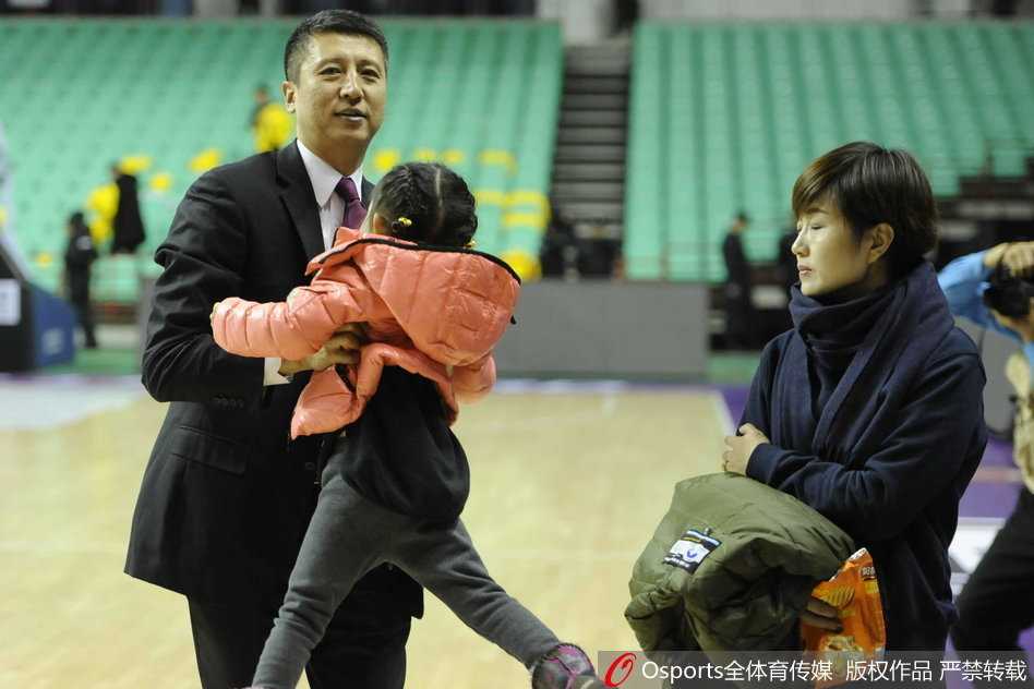 女儿似乎对周围的一切充满好奇，紧紧拉着妈妈的手。郭士强则步履坚定地走在妻女身旁，为他们隔绝开拥挤的人群，这坚实的背影，撑起了球场上的辽篮，也撑起了背后的小家。