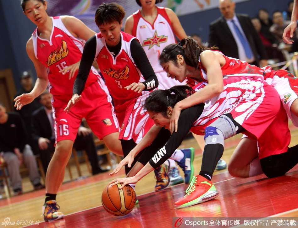 坎贝奇背身单打对方防守球员，利用强壮的身体优势强行转身，将球稳稳放入篮筐。