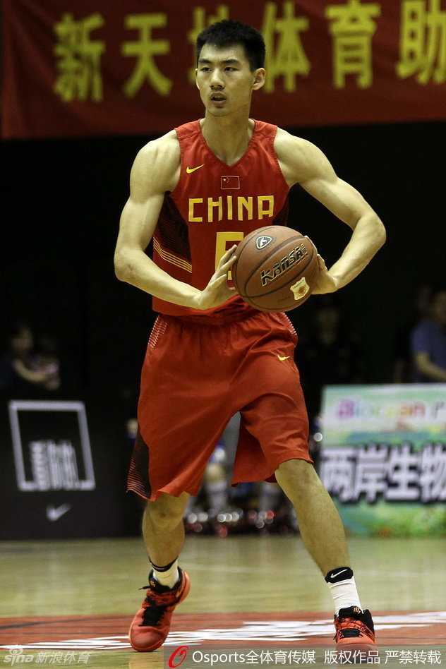 方硕张开手臂大声指挥着防线，眼神坚定而犀利，身旁的队友们在他的调度下迅速落位，筑起一道移动的长城。