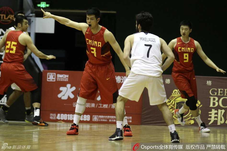 李京龙高高跃起完成抛投，手指轻柔拨球，皮球即将离开指尖的瞬间，防守者的手掌已遮到眼前，却已无济于事。