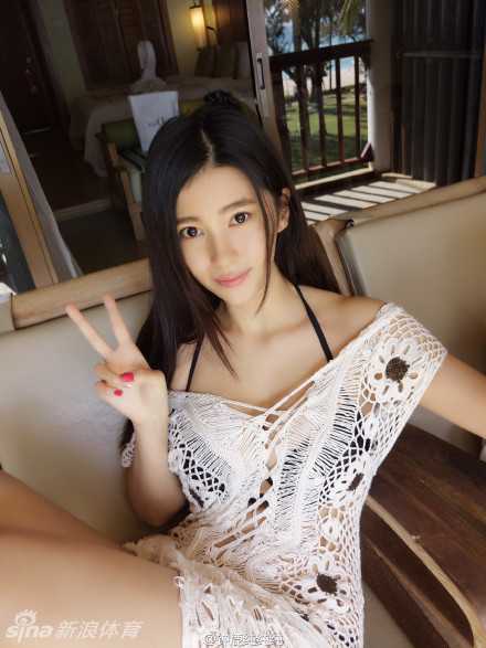 钟鹿纯的渔网装三连拍之一，她轻倚在酒店阳台，渔网装勾勒出完美曲线，眼神中带着一丝慵懒的魅惑。