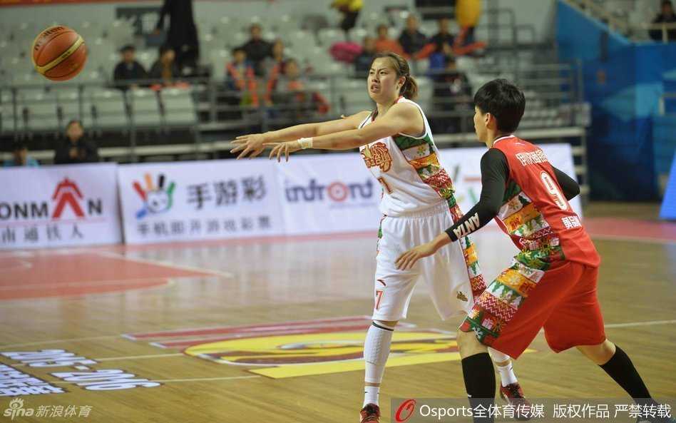 河南队外援帕克强硬背打，如同坦克般碾入禁区，完成一次势大力沉的篮下进攻