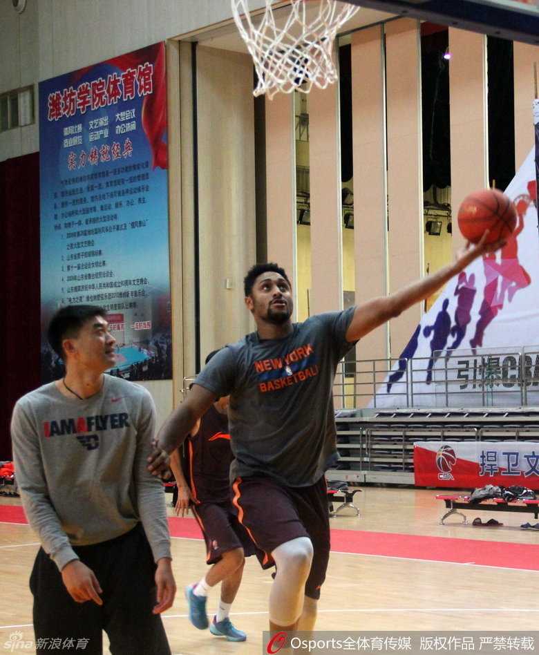 训练场上对抗正酣，主教练巩晓彬忍不住亲自上阵指导，他拉着一位内线球员的手部动作，详细讲解防守站位，神情严肃而专注，球员们则心领神会地频频点头。