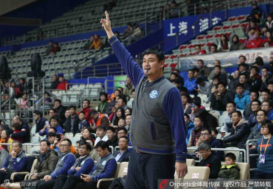 元老赛间隙，姚明与昔日队友们有说有笑地交流，场上是对手，场下是永远的朋友，气氛温馨融洽