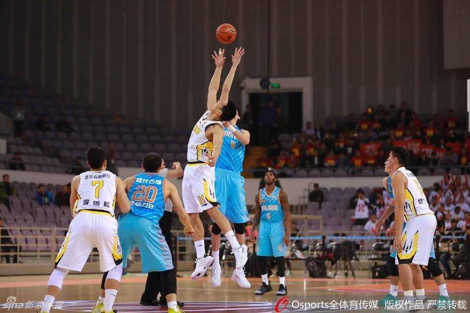 周琦眼神凌厉，高高跃起与对手中圈争球，他修长的身形在半空中宛如一面移动的城墙，仅仅是站在那里，就给人一种无形的防守威慑力。