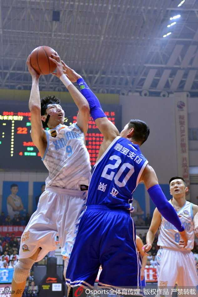 篮球在篮筐上颠簸，刹那间人仰马翻，周琦与俞长栋在肌肉丛林里舍命拼抢篮板，只为把球权留在天山脚下。