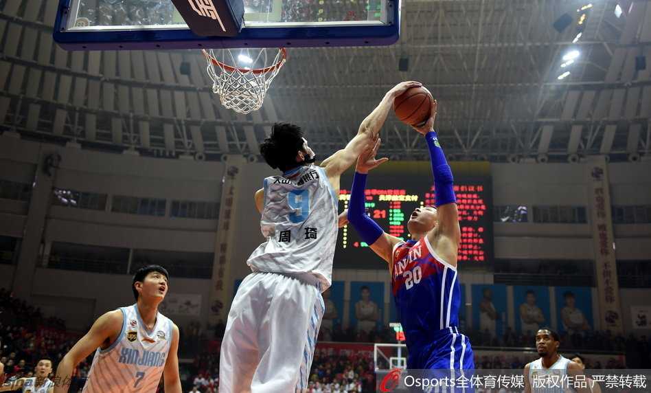 李根戴上了标志性的防护面具，双眸透过面具散发出凛冽的寒光，宛如古战场上的铁面武士，准备给对手致命一击。