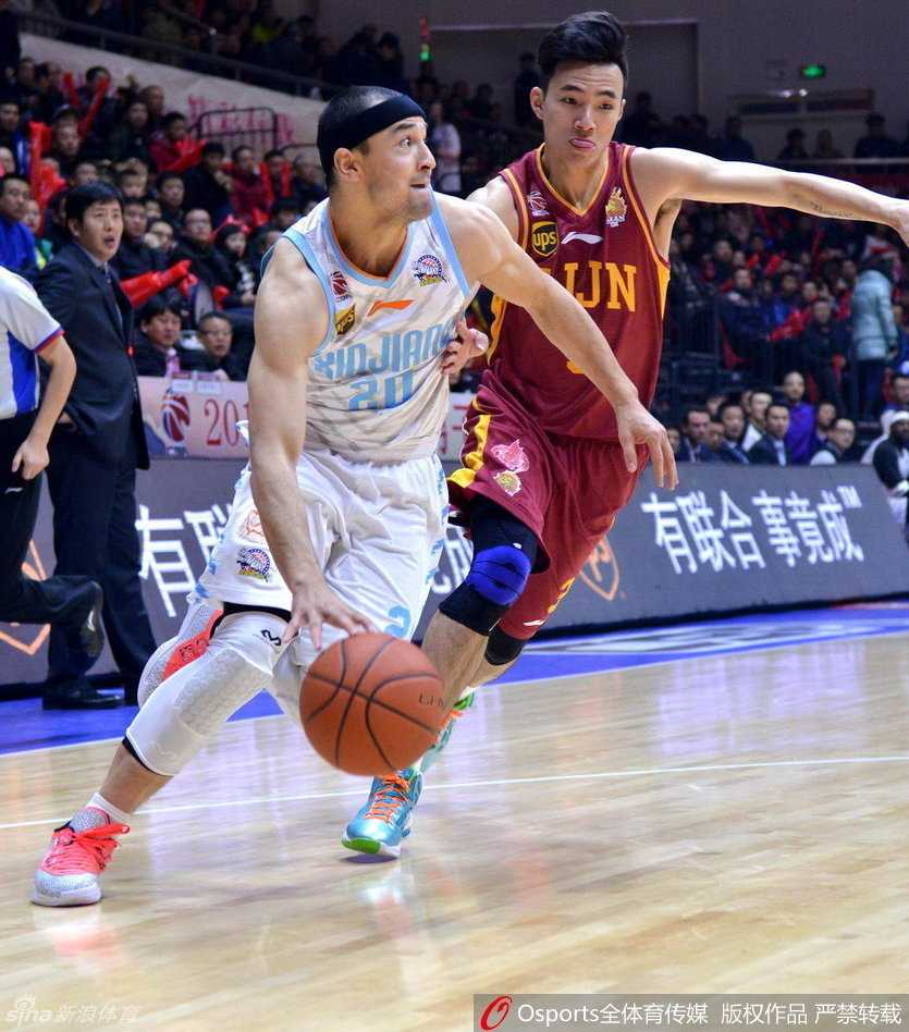 古德洛克陷入对手重重包围，在人群缝隙中寻找传球或得分的微小机会。