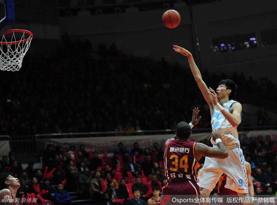 周琦在防守端犹如遮天蔽日的移动长城，指尖轻触便能改变篮球轨迹，令对手心生敬畏。