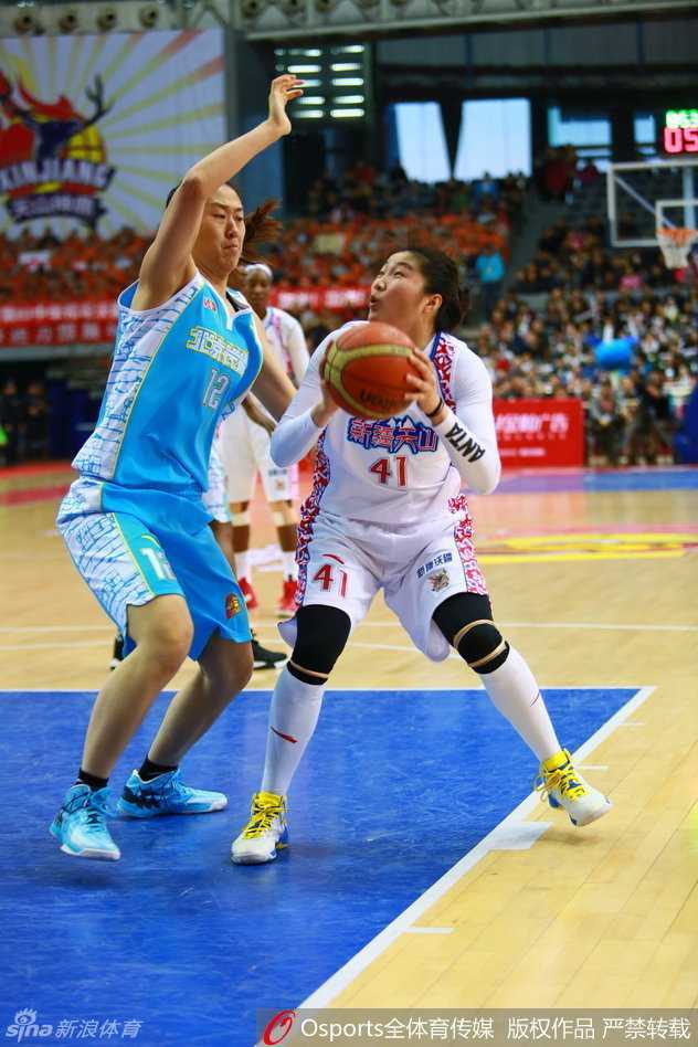 查尔斯在三人合围的铜墙铁壁中强行起飞，指尖轻挑将球送向篮筐，展现出万夫不当之勇