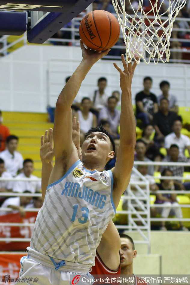 进球后的可兰白克握拳怒吼，坚毅的面庞上写满了战斗的激情，汗水顺着发梢飞溅，映衬出此刻他内心燃烧的火焰。