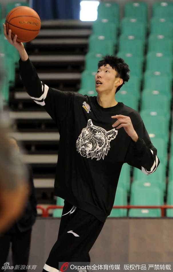 暖心一幕：女球迷向老将刘炜献花，致敬这位CBA传奇控卫的坚守