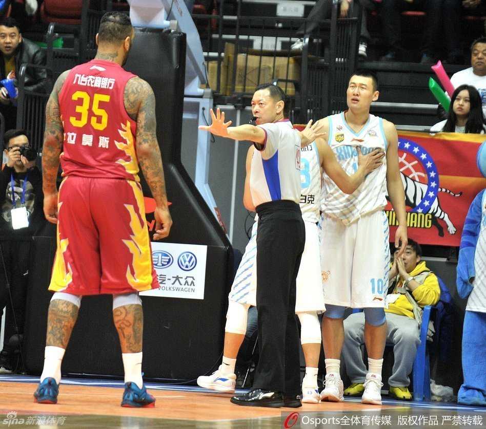 苏伟和拉莫斯脑袋顶脑袋怒目相视，双方球员迅速围拢场面一度失控