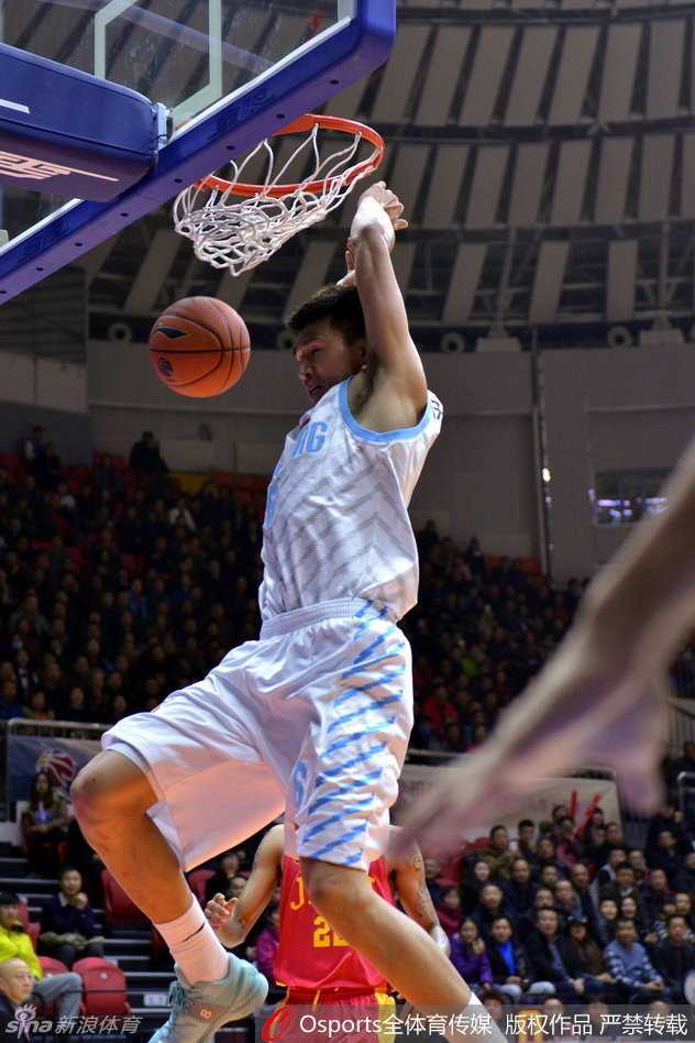 王磊快攻中双手滑翔暴扣，展现本土顶级小前的爆炸身体素质