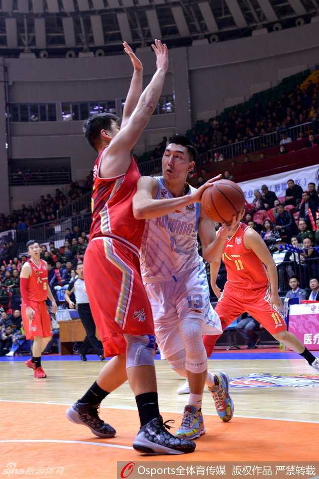 在一次成功的强攻之后，李根站在罚球线上，神情专注，稳稳出手为球队再添分数。