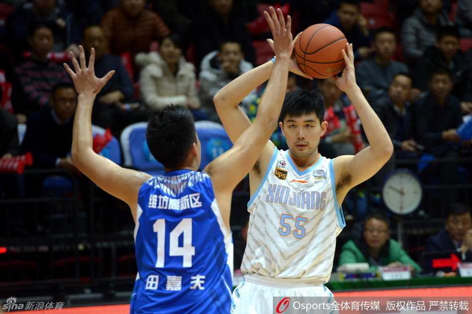 亚当斯在长人如林的禁区内巧妙挑篮，皮球越过防守指尖，即将坠入网窝。