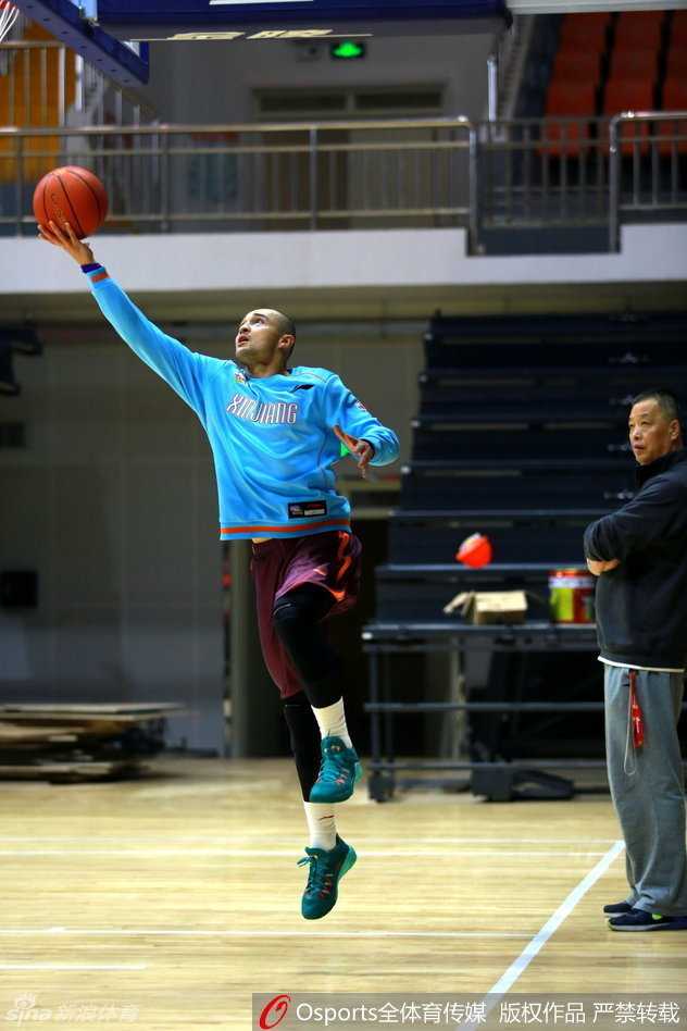 刘炜沉着地运球穿越半场，双眼不断扫描着队友的跑位，指挥官般的气质让整个球队的进攻显得井井有条。