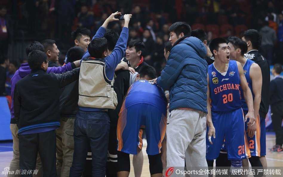 邓特蒙如利刃般撕开新疆防线，他急速变向突破西热力江的贴身紧逼，眼神坚毅地盯着篮筐，在这片肉搏战场中寻找着致命一击的机会。