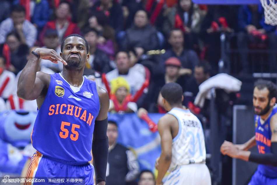 迈克·哈里斯在命中关键球后，张大嘴巴仰天长啸，青筋暴起，用最原始的力量嘶吼，将球队扛进总决赛的豪情尽数宣泄。