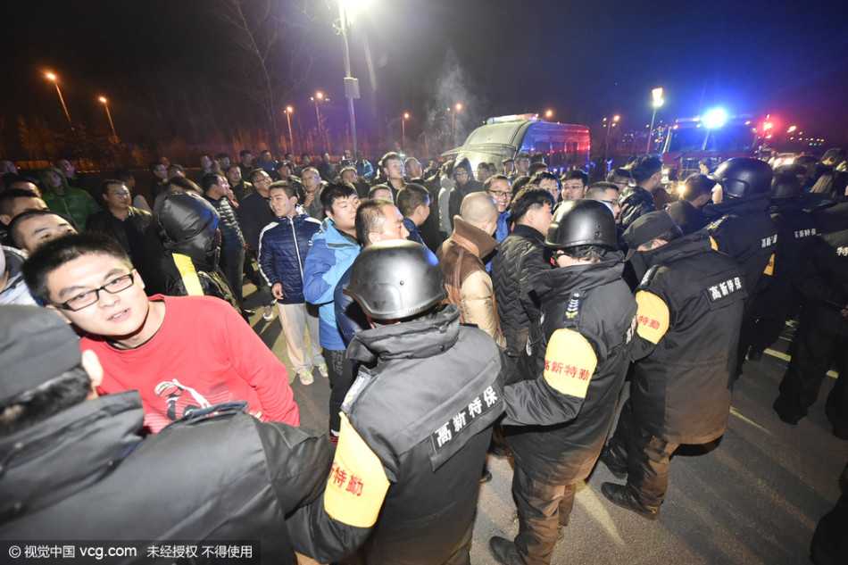 多名安保人员形成扇面包夹之势，用身体组成一道密不透风的移动屏障，紧紧拦在情绪高涨的球迷前方，手臂高高抬起，仿佛在无声地告诫：请止步于此，让激情留在看台。