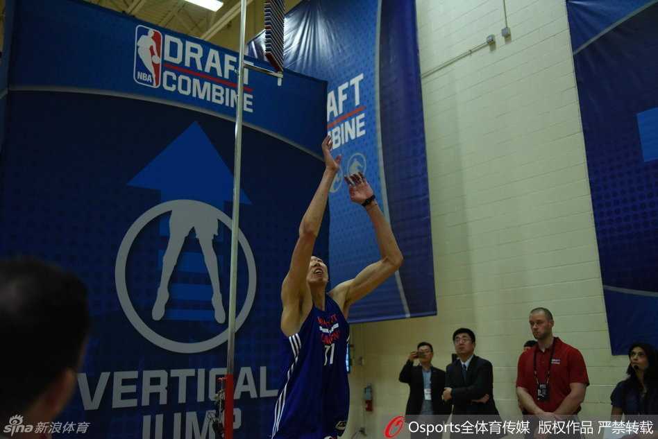 完成一系列测试后，周琦显得心情不错，周琦备战期间的轻松神态，仿佛在告诉世界，他已经准备好了迎接更高的舞台。