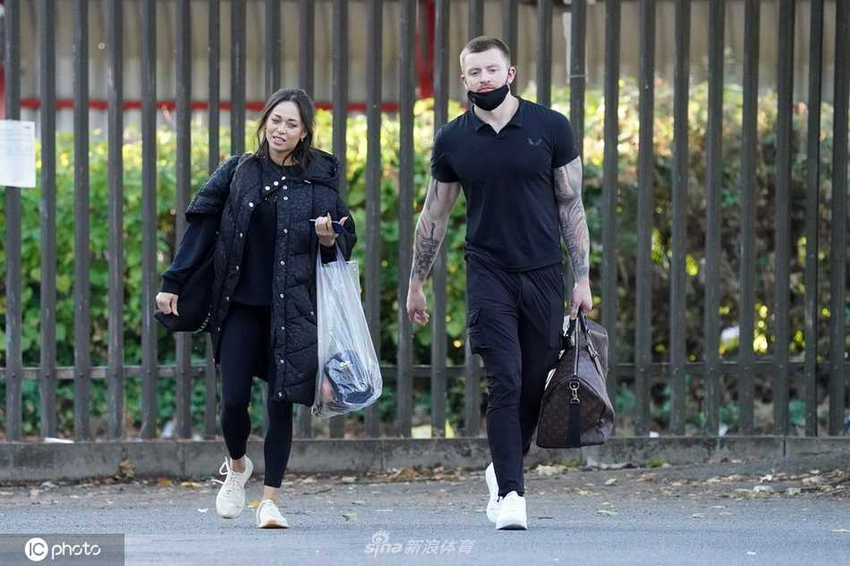 泳坛传奇皮蒂换上休闲装，与舞蹈搭档在街边休息时仍不忘比划舞步，神情专注而投入。