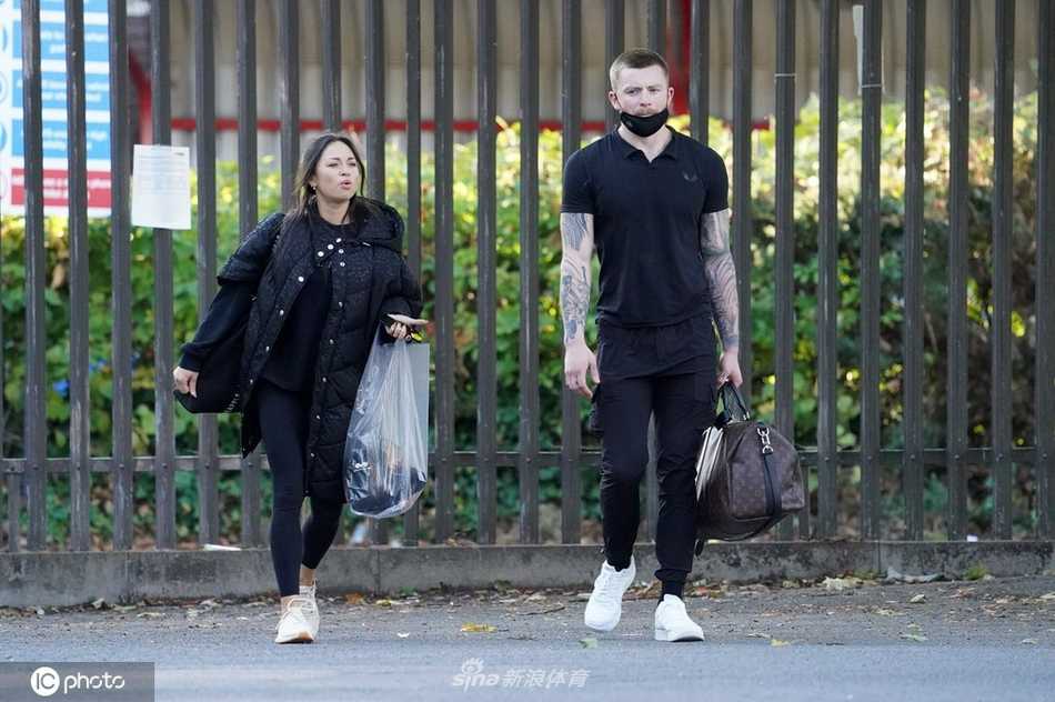 皮蒂手拿饮品走在排练路上，脸上挂着轻松自信的笑容，完美适应了从运动员到舞者的角色转换。