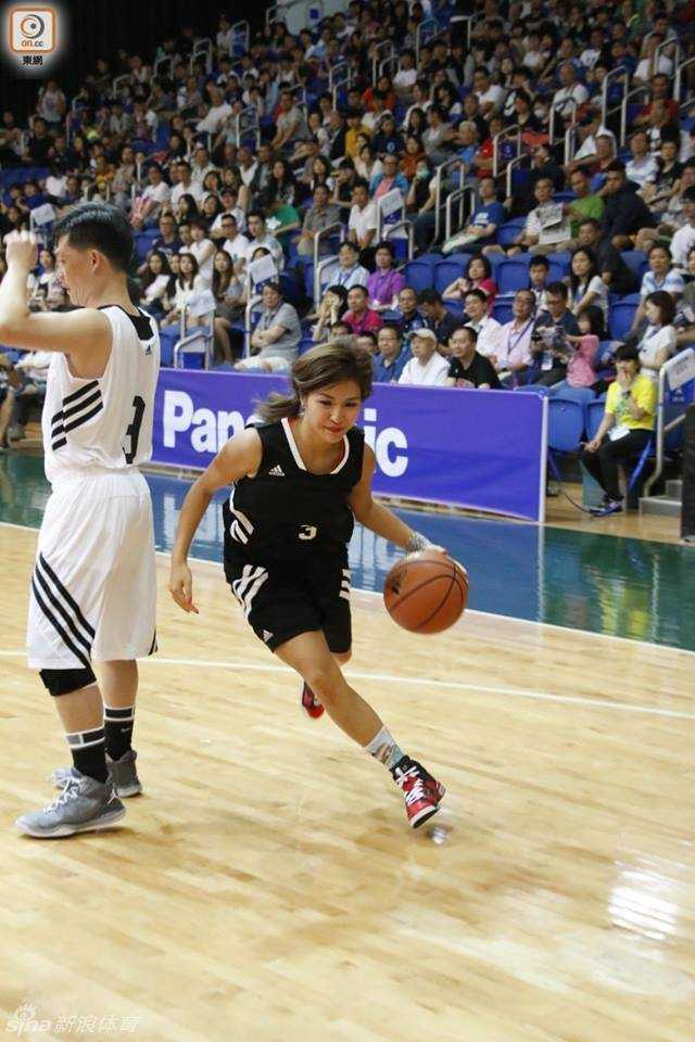 在维园球场，陈伟琪与友人进行激烈的球场激战。她运球突破时神情专注，身体的对抗与技术的运用丝毫不落下风，健康的肤色在汗水映衬下闪闪发光。