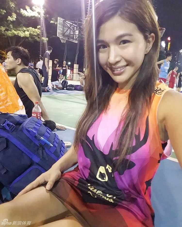 这身清凉的白色球衣装扮让陈伟琪的好身材一览无余，她站在篮架下，仿佛是刚从一场激烈比赛中下来，准备为自己和队友的精彩表现合影留影，画面充满青春活力。