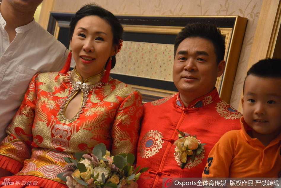 女篮国手许诺身穿一袭仙气十足的白色蕾丝长裙出席婚礼，她紧紧挽着身穿华丽婚纱的苗立杰，两人头靠着头，对着镜头露出闺蜜间特有的灿烂笑容。