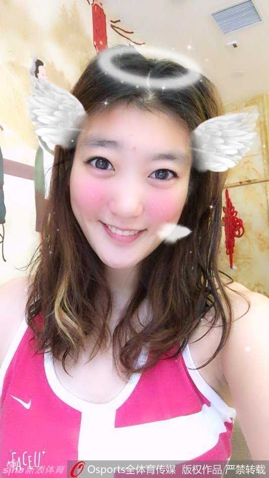 身穿便装的李梦在电梯内对镜自拍，简约的穿搭难掩其高挑的身材，她轻抿嘴唇，模样十分乖巧可爱。