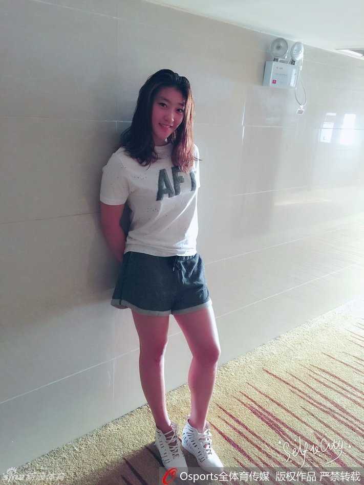 训练间隙，李梦擦去额头的汗水，对着镜头露出一个略带羞涩的笑容，汗水浸湿的刘海下是一张充满胶原蛋白的青春面庞。