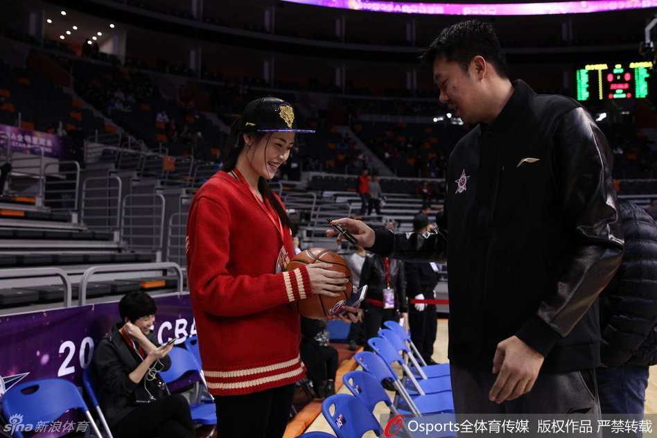 许诺在场边与江苏男篮名宿孟达亲密自拍，两人对着镜头露出微笑，展现了昔日江苏队友间的深厚情谊