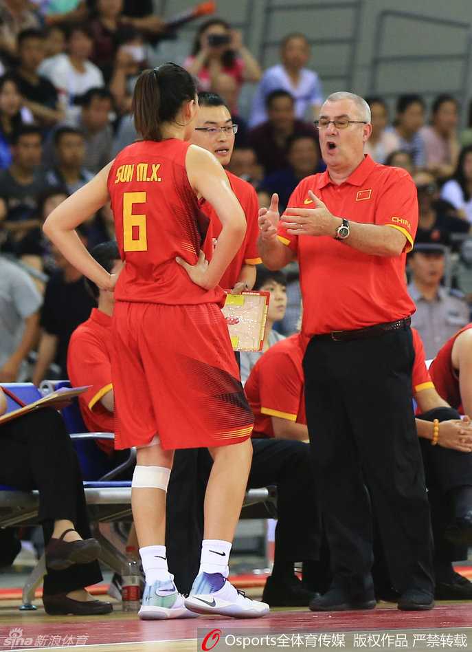 陈楠背身单打孙梦然，两位八一队的内线在训练中真刀真枪地较量，这不仅是技术的比拼，更是女篮精神的传承。