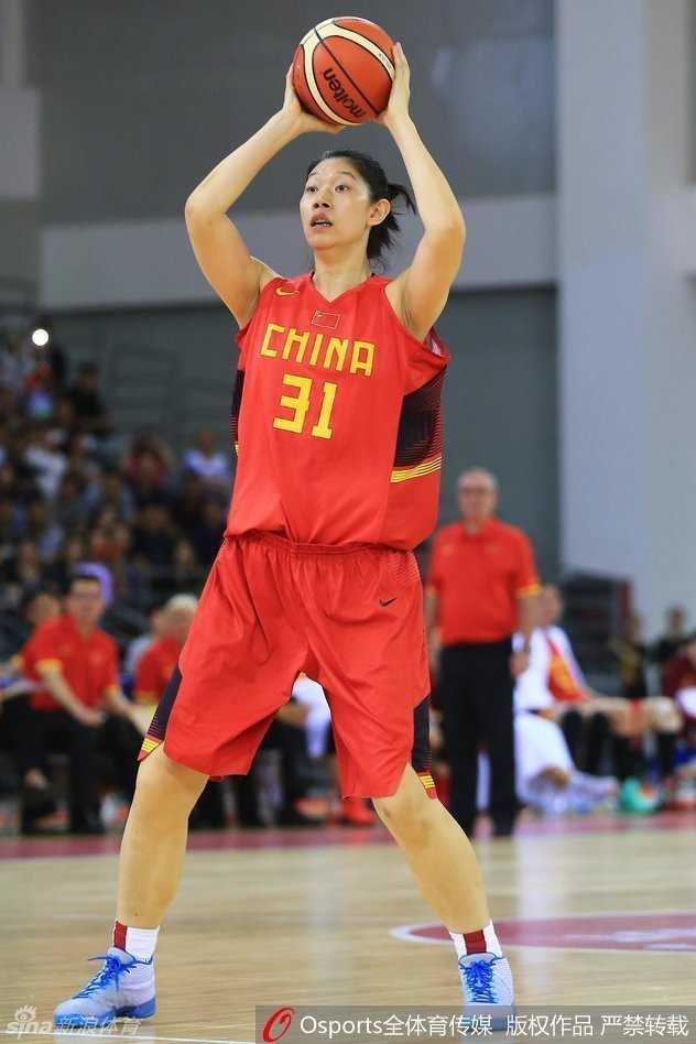 吴迪毫不畏惧地持球冲击篮下，面对老将陈楠的防守依然果断起跳，展现了年轻一代敢打敢拼的犀利球风。