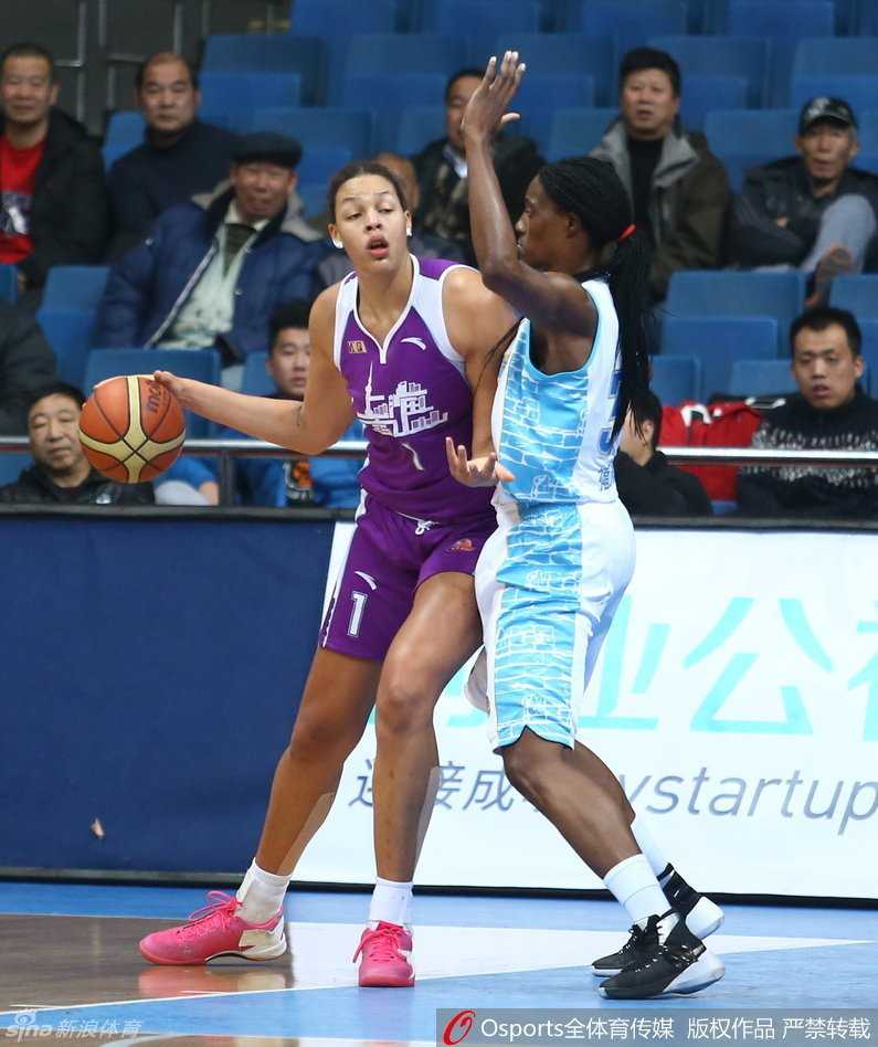 坎贝奇遭遇福尔斯凶狠封盖，两人手臂绞在一起，肌肉碰撞的响声仿佛穿透了屏幕。