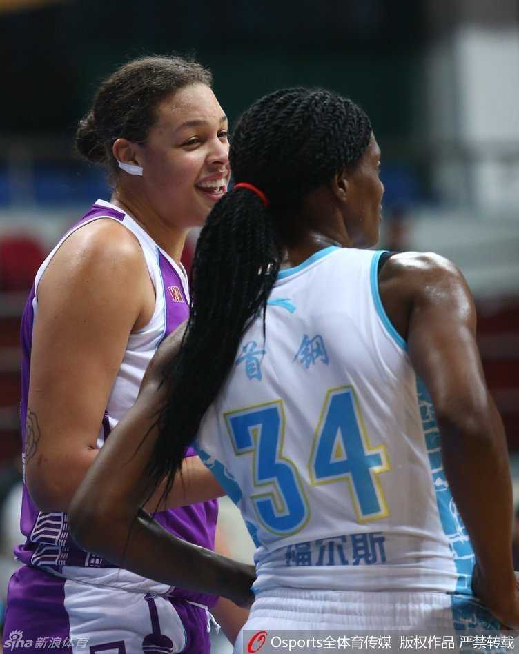 福尔斯单打坎贝尔，利用脚步晃开防守后稳稳命中，这一刻技巧战胜了纯力量。