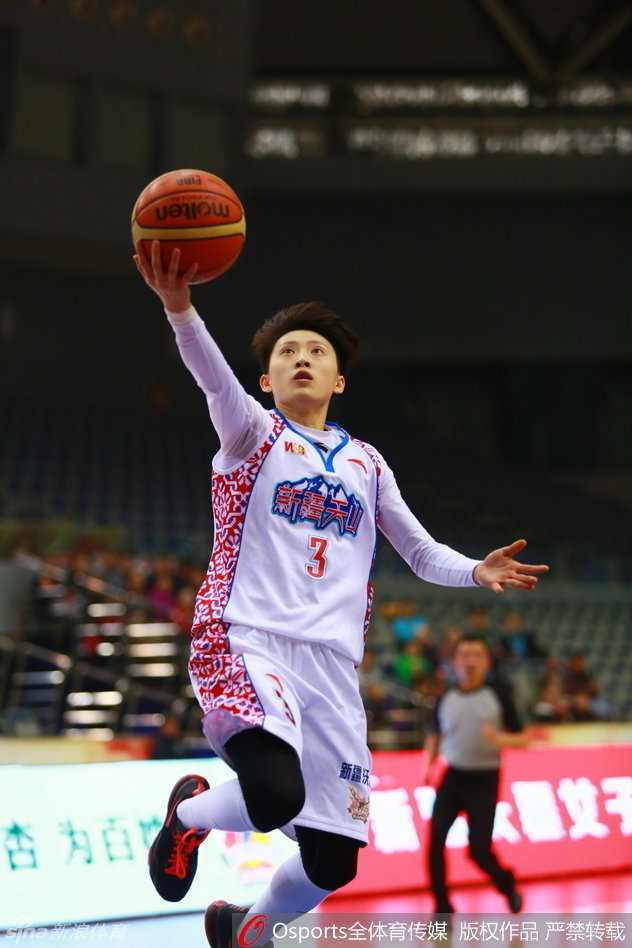 叶琳娜·列芙琴科不顾眼部尚未痊愈的伤势，在篮下如同移动长城般卡住身位，用血肉之躯为广东队筑起最后一道防线，眼神中满是斗士的坚毅。