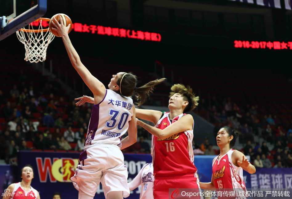 四川女篮外援查尔斯在三人包夹中强行起跳，她用扎实的背部力量顶开防守者，完成了一记势大力沉的抛投，篮球越过八一队防守球员的指尖，在空中划出一道强劲的弧线落向篮筐。