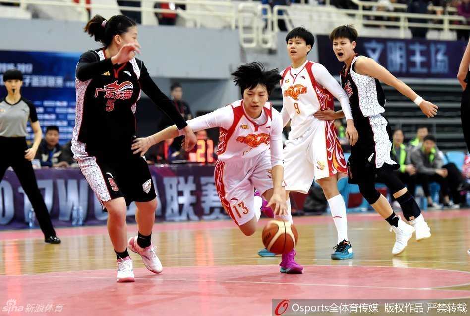 四川队组织起半场阵地进攻，球员们通过连续的跑位和无球掩护创造机会，哈达迪在场边神情专注地注视着场上的一举一动，随时准备为队友的精彩表现起身喝彩。