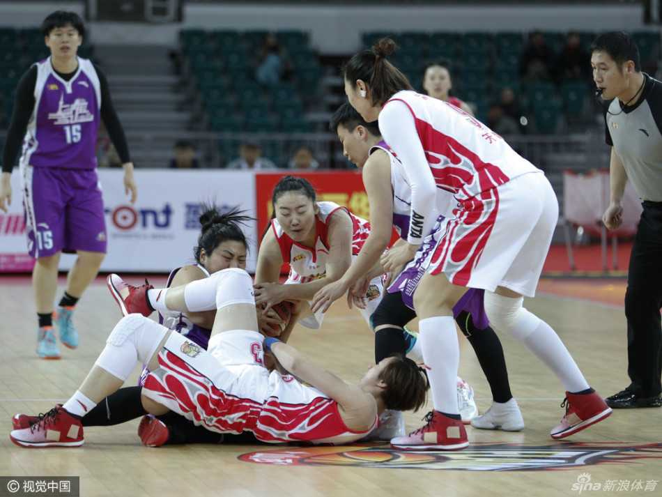 山西队核心球员吴迪面对上海队郇欢的贴身防守，眼神坚毅地寻找突破良机，仿佛猎豹在等待致命一击的瞬间。