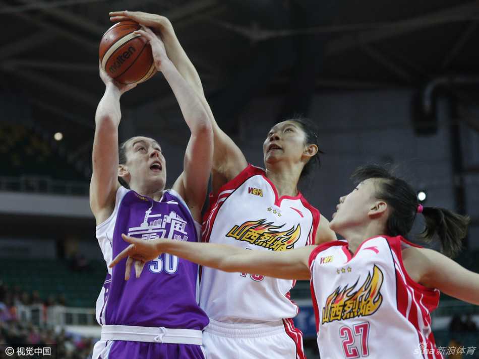 山西队外援在失去平衡的情况下，依然艰难地将球传给空位的队友，团队篮球的精神在这一刻闪耀光芒。