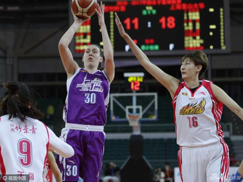 终场哨响，获胜的山西队员紧紧拥抱在一起，汗水与泪水交织，定格了这属于团队荣耀的最美画面。