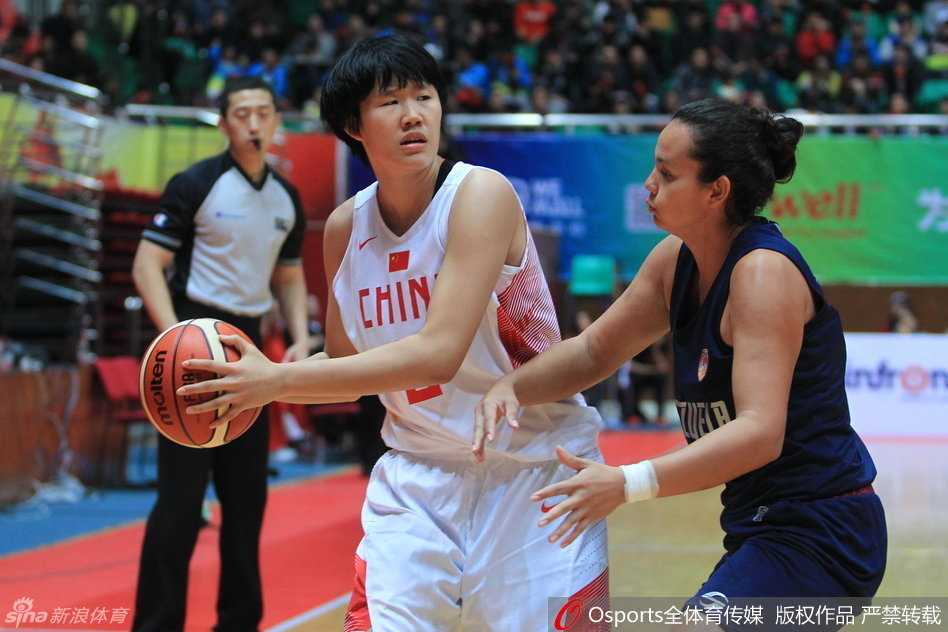 进球后的队员们激动地相互击掌庆祝，她们的脸上挂着灿烂的微笑，这喜悦的氛围感染了场边的每一位观众。