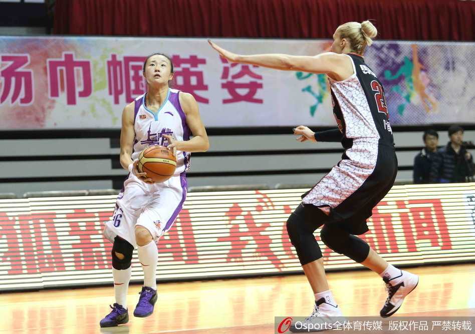 河南女篮外援帕克在黑龙江队员头顶单手抛投，展现强大内线统治力的瞬间