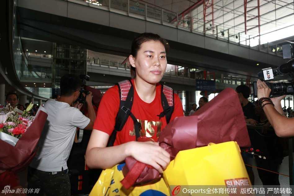 潜力新星黄思静在机场步伐轻盈，这位年轻的内线在比赛中敢打敢拼，被主帅视为未来能改变球队比赛走势的关键人物。