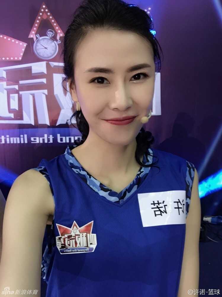 训练间隙的许诺调皮地拿起手机自拍，镜头里的她素颜依旧清秀，展现出邻家女孩般的可爱一面